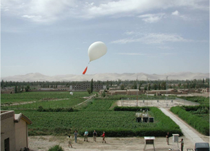 シルクロードの街、敦煌における気球を使った観測