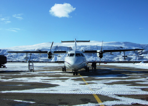 北極圏での航空機観測で補給を受ける機体